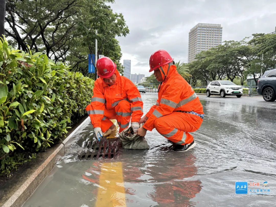 迎戰(zhàn)暴雨！300+環(huán)農人火速排澇保暢通