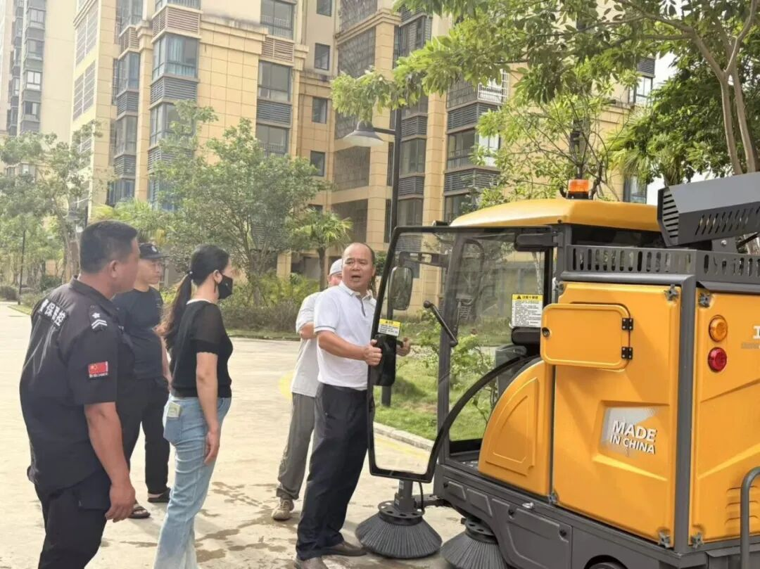 “新同事”來了！智能掃地車正式“入職”南新